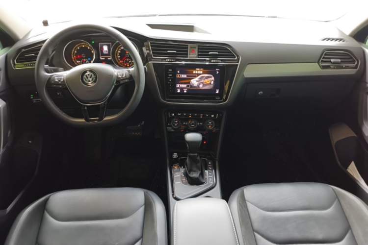 Used Volkswagen Tiguan L 2019 Revised 330TSI Automatic Two-Wheel Drive Smart & Luxury Edition China VI Standard Center Console
