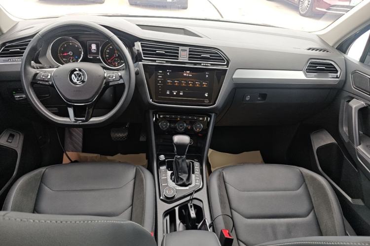 Used Volkswagen Tiguan L 2019 380TSI Automatic All-Wheel Drive Luxury Edition with 7 Seats China VI Standard Center Console