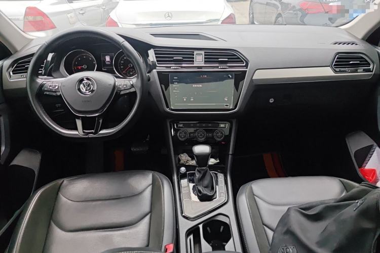 Used Volkswagen Tiguan L 2019 Updated Version 330TSI Automatic Two-Wheel Drive Panoramic Comfort Edition China VI Standard Center Console