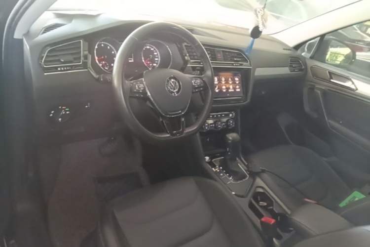 Used Volkswagen Tiguan L 2019 330TSI Automatic Two-Wheel Drive Panoramic Comfort Edition China VI Standard Center Console