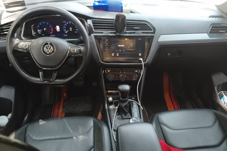 Used Volkswagen Tiguan L 2019 Updated Version 330TSI Automatic Two-Wheel Drive Panoramic Comfort Edition China VI Standard Center Console
