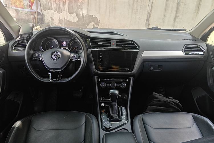 Used Volkswagen Tiguan L 2019 380TSI Automatic All-Wheel Drive Luxury Edition with 7 Seats China VI Standard Center Console