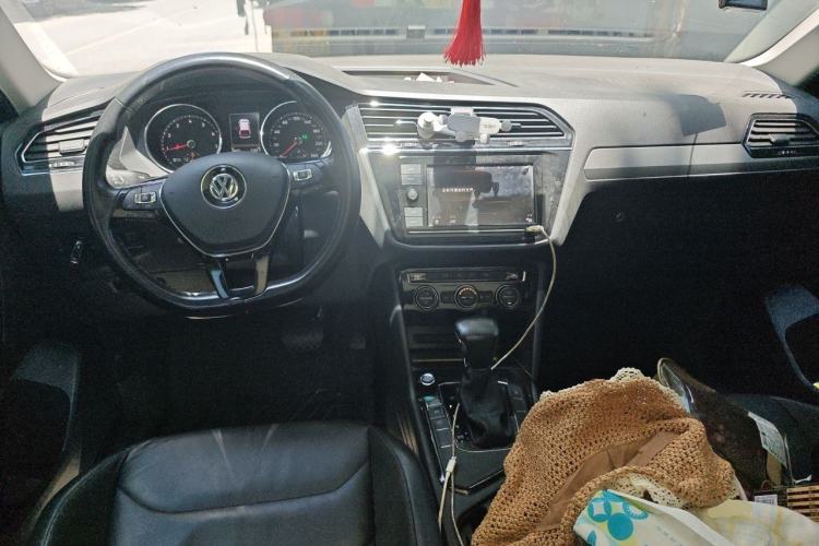 Used Volkswagen Tiguan L 2019 330TSI Automatic Two-Wheel Drive Panoramic Comfort Edition China VI Standard Center Console