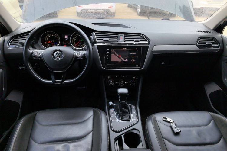 Used Volkswagen Tiguan L 2019 Updated Version 330TSI Automatic Two-Wheel Drive Panoramic Comfort Edition China VI Standard Center Console