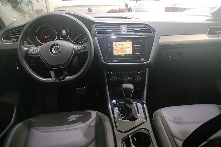 Used Volkswagen Tiguan L 2019 Updated Version 330TSI Automatic Two-Wheel Drive Panoramic Comfort Edition China VI Standard Center Console