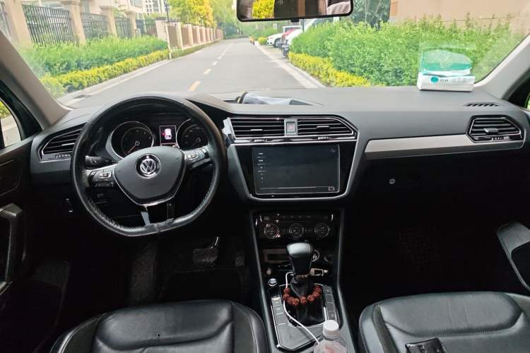 Used Volkswagen Tiguan L 2019 Updated Version 330TSI Automatic Two-Wheel Drive Panoramic Comfort Edition China VI Standard Center Console