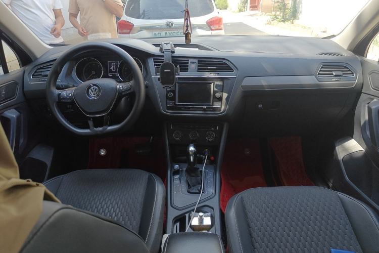 Used Volkswagen Tiguan L 2019 330TSI Automatic Two-Wheel Drive Luxury Edition China VI Standard Center Console