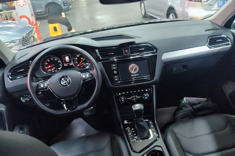 Used Volkswagen Tiguan L 2019 330TSI Automatic Two-Wheel Drive Smart Luxury Version China VI Standard Center Console