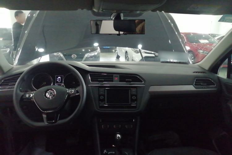 Used Volkswagen Tiguan L 2019 330TSI Automatic Two-Wheel Drive Luxury Edition China VI Standard Center Console