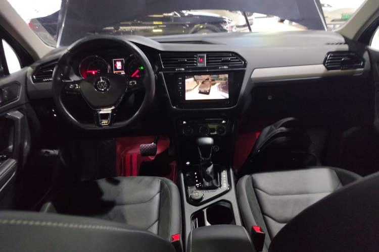 Used Volkswagen Tiguan L 2019 380TSI Automatic All-Wheel Drive Luxury Edition with 7 Seats China VI Standard Center Console