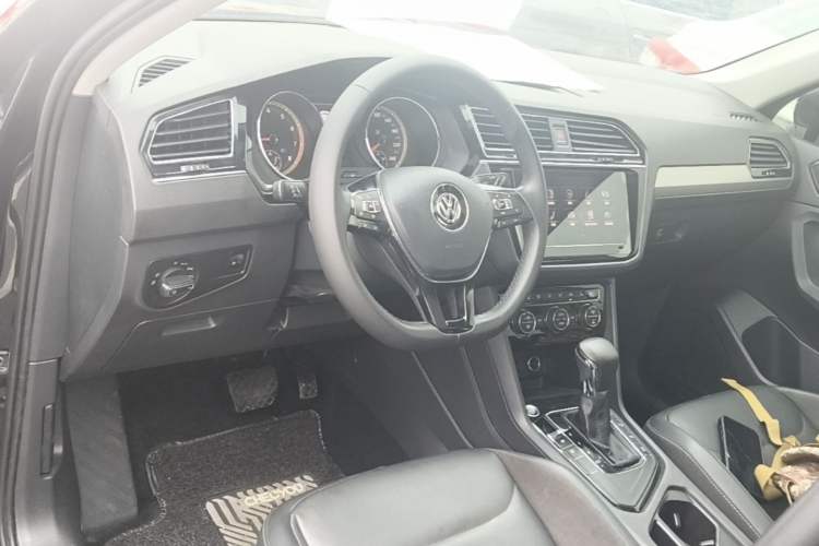 Used Volkswagen Tiguan L 2019 Revised 330TSI Automatic Two-Wheel Drive Smart & Luxury Edition China VI Standard Center Console