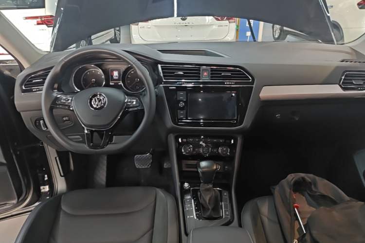 Used Volkswagen Tiguan L 2019 330TSI Automatic Two-Wheel Drive Smart Luxury Version China V Emission Standard Center Console