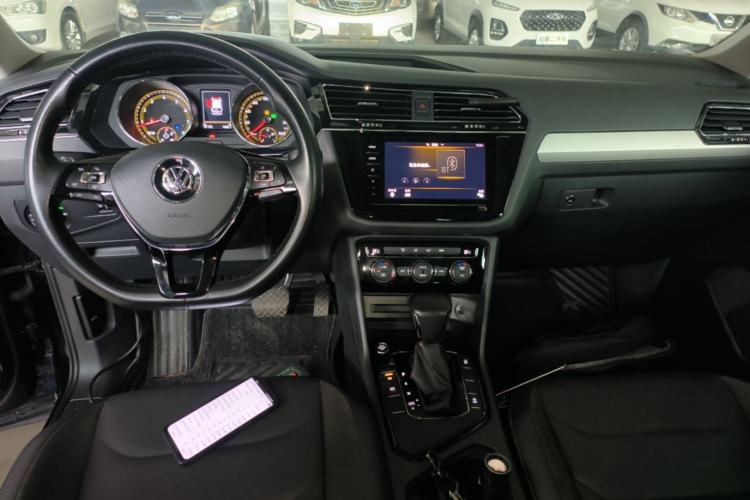 Used Volkswagen Tiguan L 2019 Updated Version 330TSI Automatic Two-Wheel Drive Panoramic Comfort Edition China VI Standard Center Console