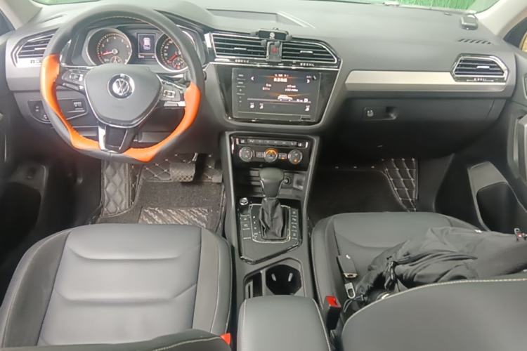 Used Volkswagen Tiguan L 2019 Revised 330TSI Automatic Two-Wheel Drive Smart & Luxury Edition China VI Standard Center Console