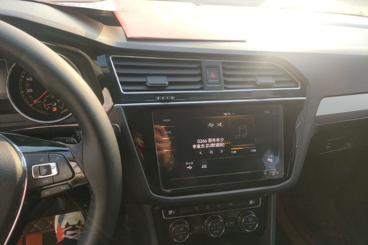 Used Volkswagen Tiguan L 2019 Updated Version 330TSI Automatic Two-Wheel Drive Panoramic Comfort Edition China VI Standard Center Console
