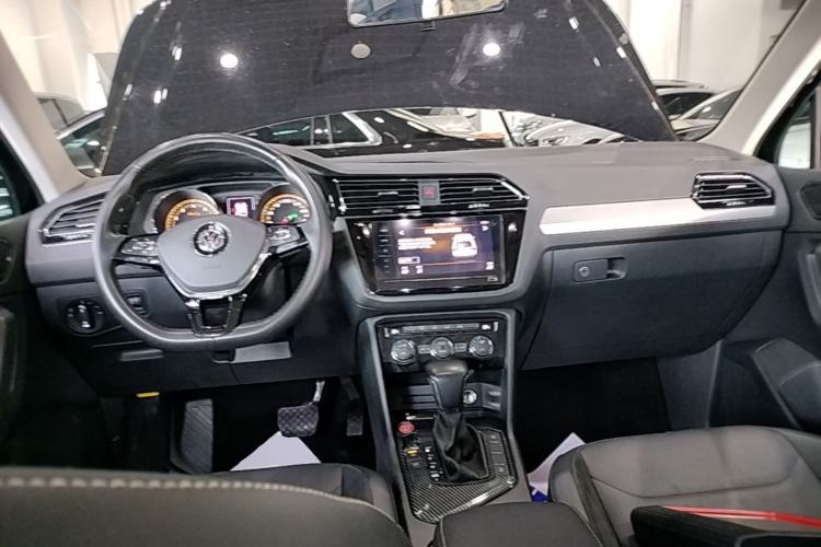 Used Volkswagen Tiguan L 2019 Updated Version 330TSI Automatic Two-Wheel Drive Panoramic Comfort Edition China VI Standard Center Console