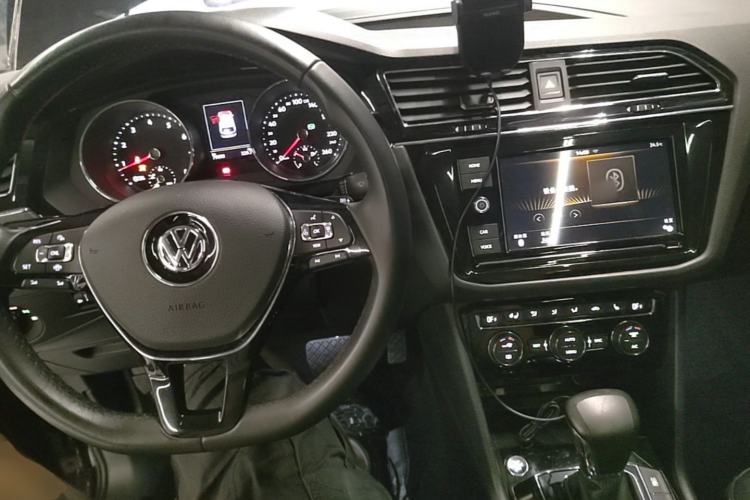 Used Volkswagen Tiguan L 2019 330TSI Automatic Two-Wheel Drive Smart Luxury Version China VI Standard Center Console