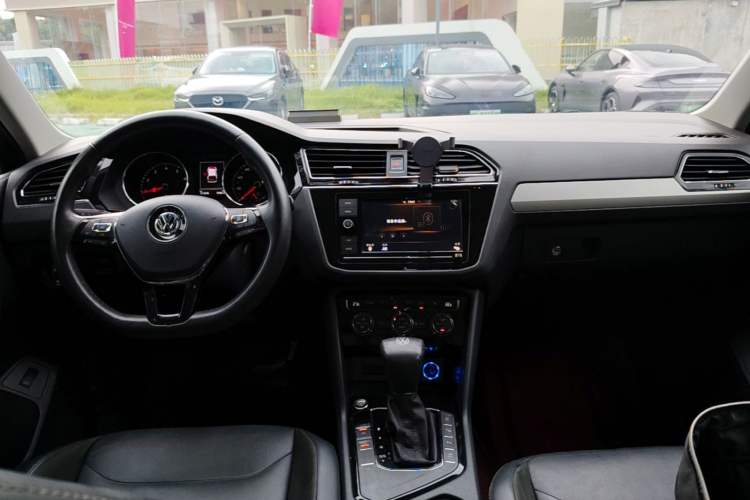 Used Volkswagen Tiguan L 2019 330TSI Automatic Two-Wheel Drive Smart Luxury Version China VI Standard Center Console