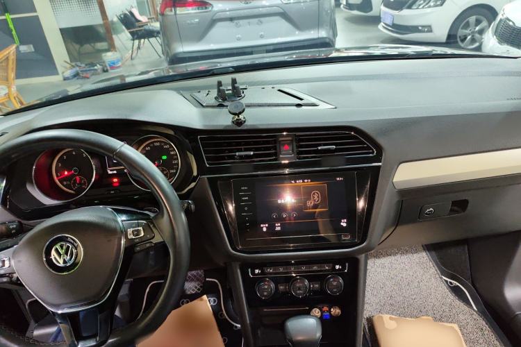 Used Volkswagen Tiguan L 2019 Revised 330TSI Automatic Two-Wheel Drive Smart & Luxury Edition China VI Standard Center Console
