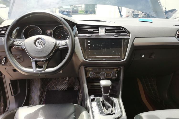 Used Volkswagen Tiguan L 2019 330TSI Automatic Two-Wheel Drive Panoramic Comfort Edition China VI Standard Center Console