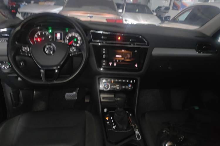 Used Volkswagen Tiguan L 2019 330TSI Automatic Two-Wheel Drive Smart Luxury Version China VI Standard Center Console