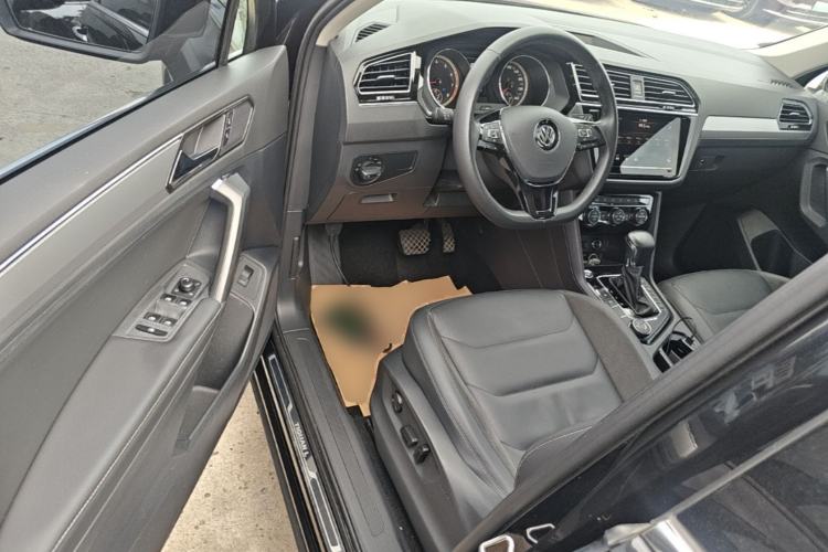 Used Volkswagen Tiguan L 2019 380TSI Automatic All-Wheel Drive Luxury Edition with 7 Seats China VI Standard Driver Seat