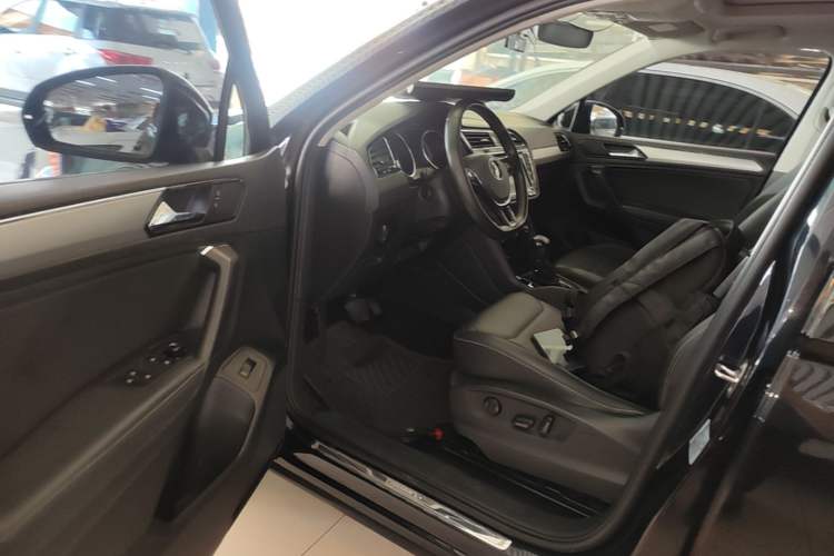 Used Volkswagen Tiguan L 2019 330TSI Automatic Two-Wheel Drive Smart Luxury Version China V Emission Standard Driver Seat