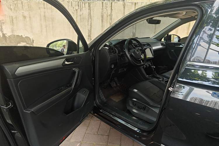 Used Volkswagen Tiguan L 2019 380TSI Automatic All-Wheel Drive Luxury Edition with 7 Seats China VI Standard Driver Seat