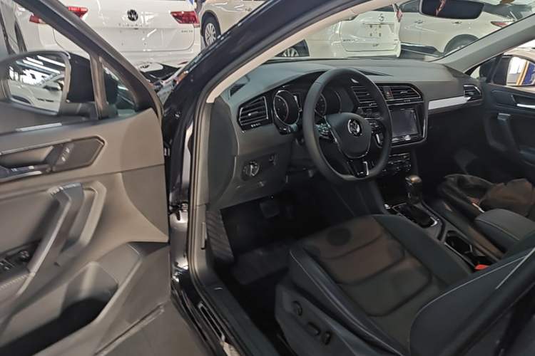 Used Volkswagen Tiguan L 2019 330TSI Automatic Two-Wheel Drive Smart Luxury Version China V Emission Standard Driver Seat