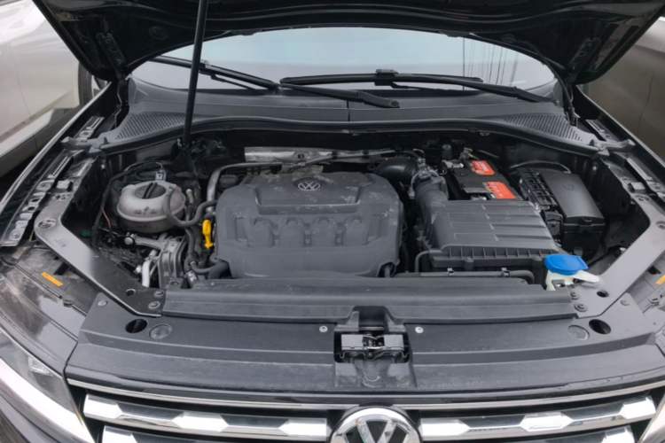Used Volkswagen Tiguan L 2019 Updated Version 330TSI Automatic Two-Wheel Drive Panoramic Comfort Edition China VI Standard Engine Bay