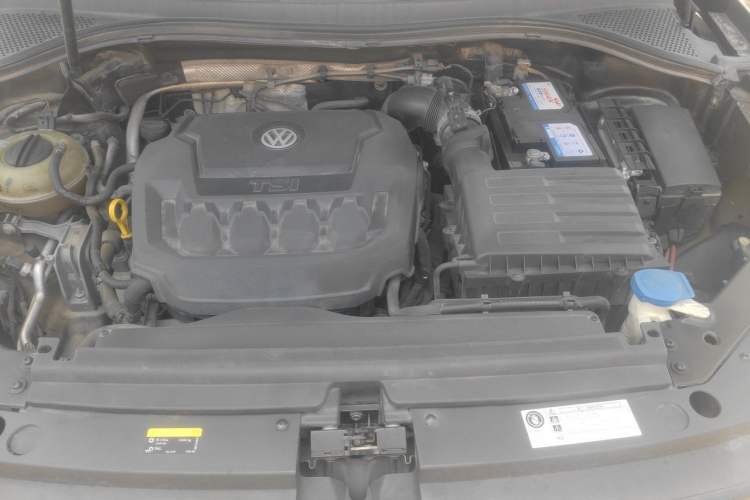 Used Volkswagen Tiguan L 2019 330TSI Automatic Two-Wheel Drive Smart Luxury Version China V Emission Standard Engine Bay