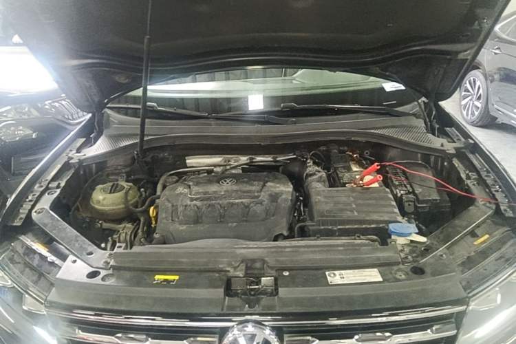 Used Volkswagen Tiguan L 2019 330TSI Automatic Two-Wheel Drive Smart Luxury Version China V Emission Standard Engine Bay