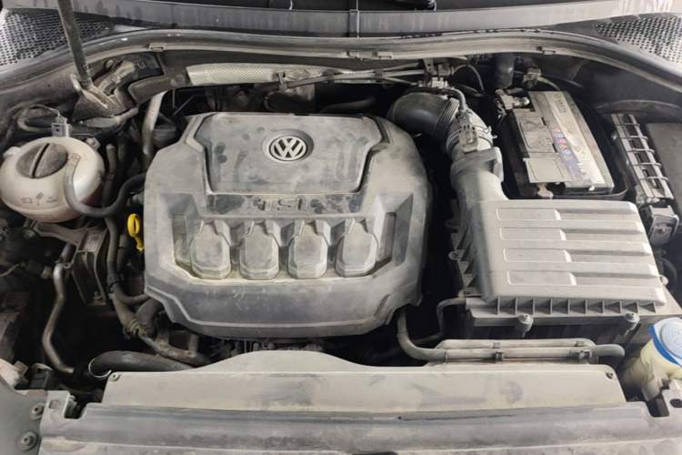 Used Volkswagen Tiguan L 2019 Revised 330TSI Automatic Two-Wheel Drive Smart & Luxury Edition China VI Standard Engine Bay