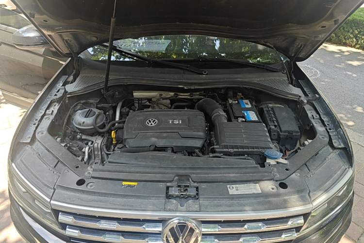 Used Volkswagen Tiguan L 2019 380TSI Automatic All-Wheel Drive Luxury Edition with 7 Seats China VI Standard Engine Bay