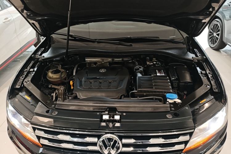 Used Volkswagen Tiguan L 2019 Revised 330TSI Automatic Two-Wheel Drive Smart & Luxury Edition China VI Standard Engine Bay