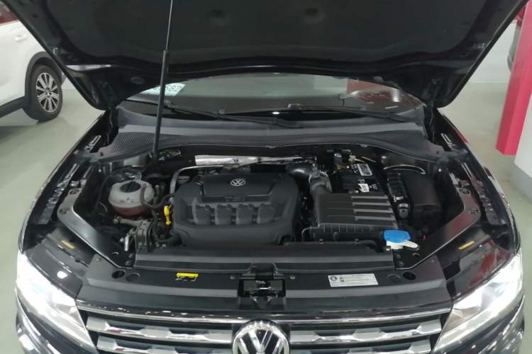 Used Volkswagen Tiguan L 2019 330TSI Automatic Two-Wheel Drive Luxury Edition China VI Standard Engine Bay
