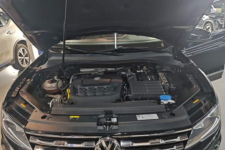 Used Volkswagen Tiguan L 2019 330TSI Automatic Two-Wheel Drive Smart Luxury Version China V Emission Standard Engine Bay