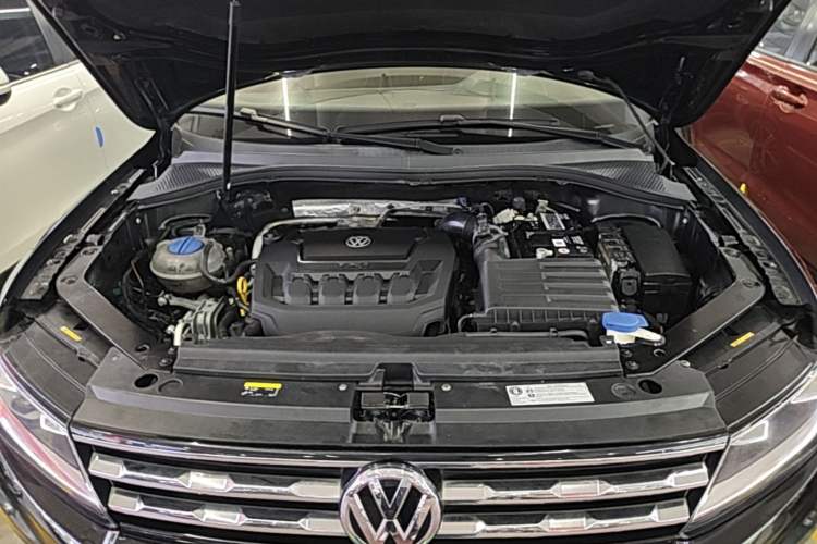 Used Volkswagen Tiguan L 2019 330TSI Automatic Two-Wheel Drive Panoramic Comfort Edition China V Standard Engine Bay