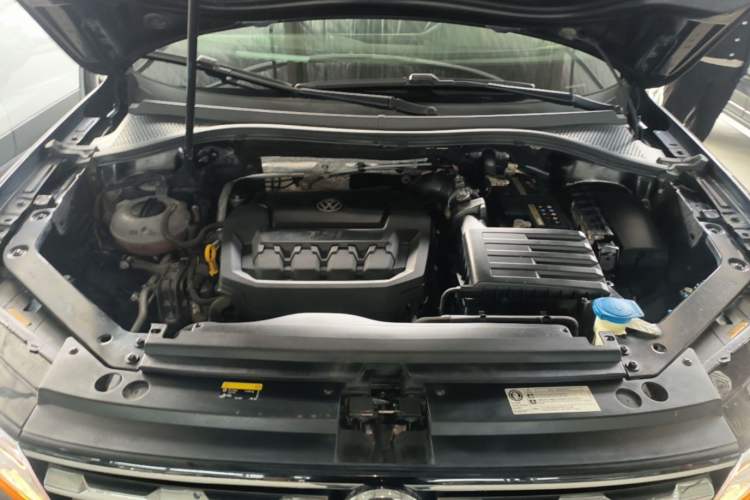 Used Volkswagen Tiguan L 2019 Updated Version 330TSI Automatic Two-Wheel Drive Panoramic Comfort Edition China VI Standard Engine Bay