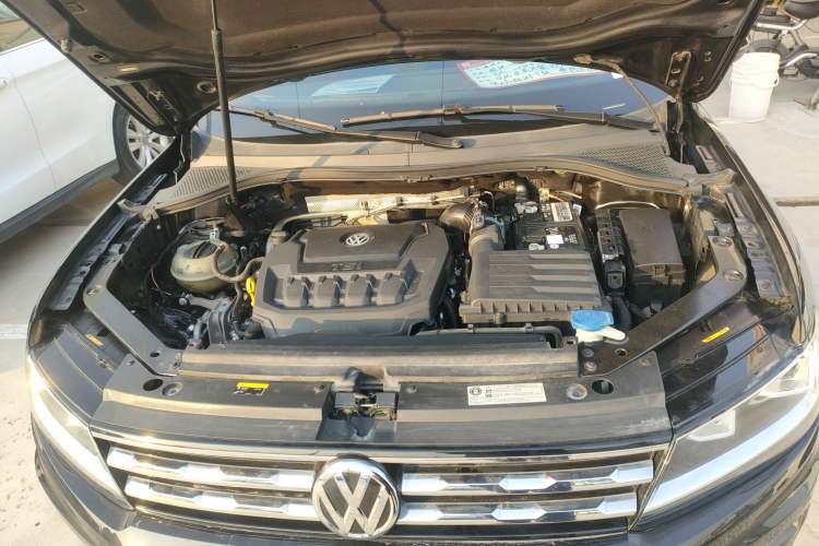Used Volkswagen Tiguan L 2019 Updated Version 330TSI Automatic Two-Wheel Drive Panoramic Comfort Edition China VI Standard Engine Bay