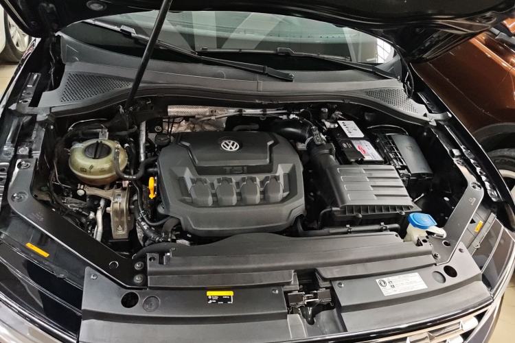 Used Volkswagen Tiguan L 2019 Updated Version 330TSI Automatic Two-Wheel Drive Panoramic Comfort Edition China VI Standard Engine Bay
