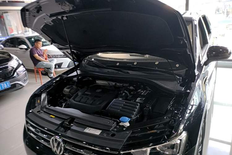 Used Volkswagen Tiguan L 2019 Updated Version 330TSI Automatic Two-Wheel Drive Panoramic Comfort Edition China VI Standard Engine Bay