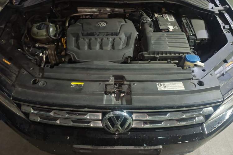 Used Volkswagen Tiguan L 2019 330TSI Automatic Two-Wheel Drive Smart Luxury Version China V Emission Standard Engine Bay