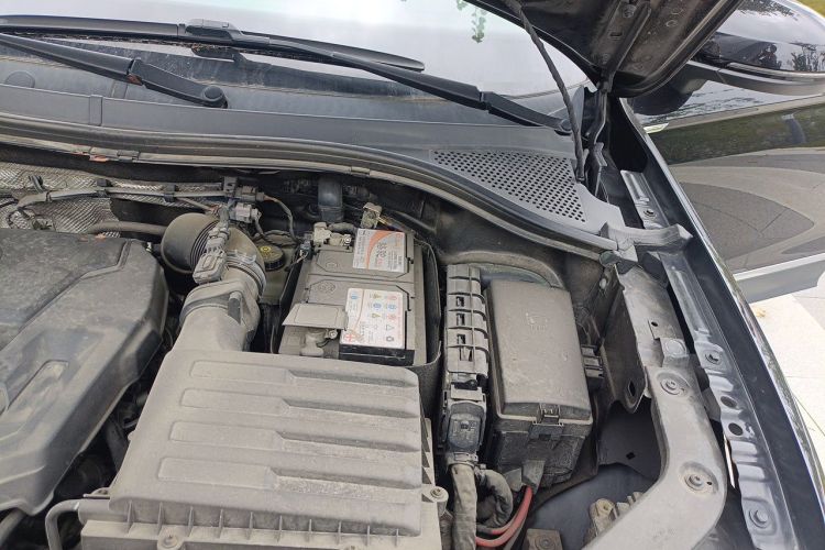 Used Volkswagen Tiguan L 2019 Updated Version 330TSI Automatic Two-Wheel Drive Panoramic Comfort Edition China VI Standard Engine Bay Left
