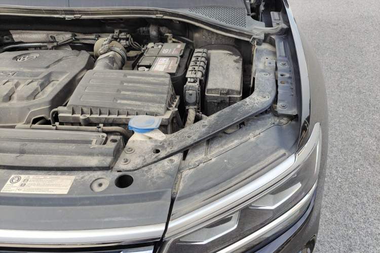 Used Volkswagen Tiguan L 2019 Restyled 330TSI Automatic Two-Wheel Drive R-Line Flagship Version China VI Standard Engine Bay Left