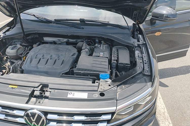 Used Volkswagen Tiguan L 2019 Revised 330TSI Automatic Two-Wheel Drive R-Line Flagship Edition China V Emission Standard Engine Bay Left