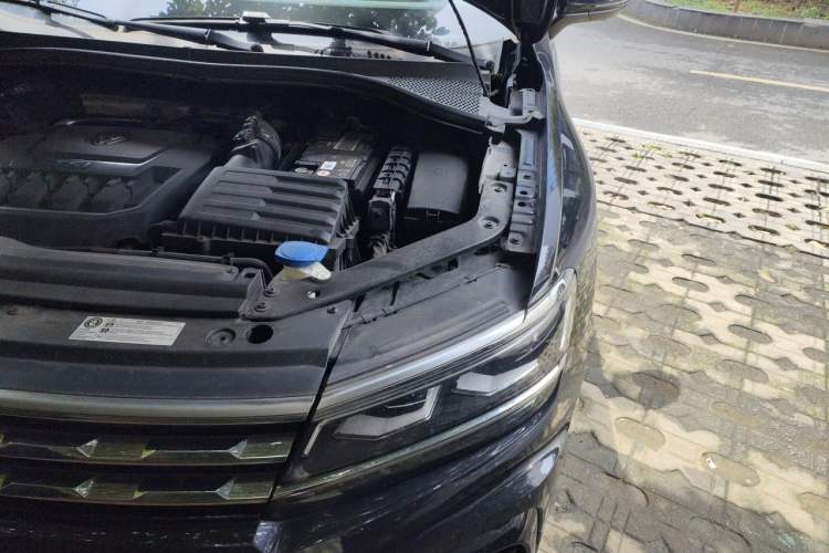 Used Volkswagen Tiguan L 2019 330TSI Automatic Two-Wheel Drive R-Line Flagship Model China VI Standard Engine Bay Left