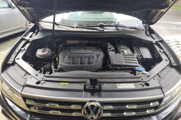 Used Volkswagen Tiguan L 2019 330TSI Automatic Two-Wheel Drive R-Line Flagship Model China VI Standard Engine Bay