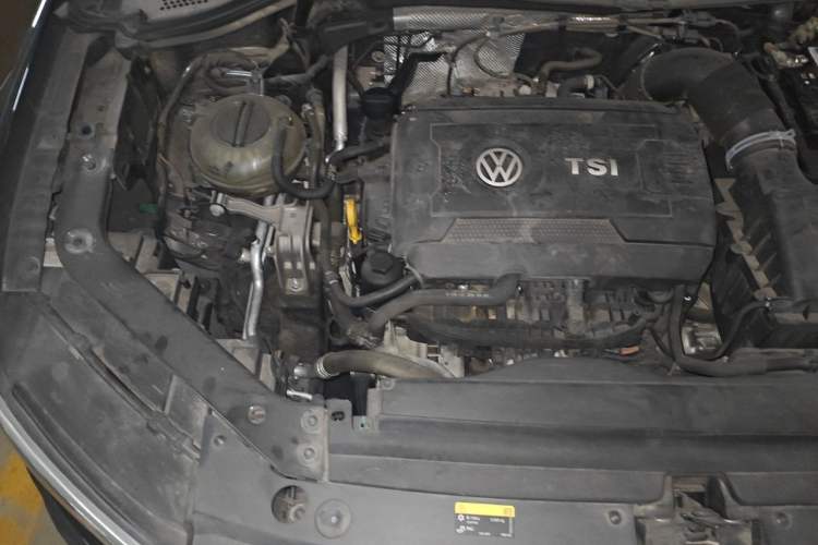 Used Volkswagen Tiguan L 2019 380TSI Automatic All-Wheel Drive Luxury Edition with 7 Seats China VI Standard Engine Bay Right