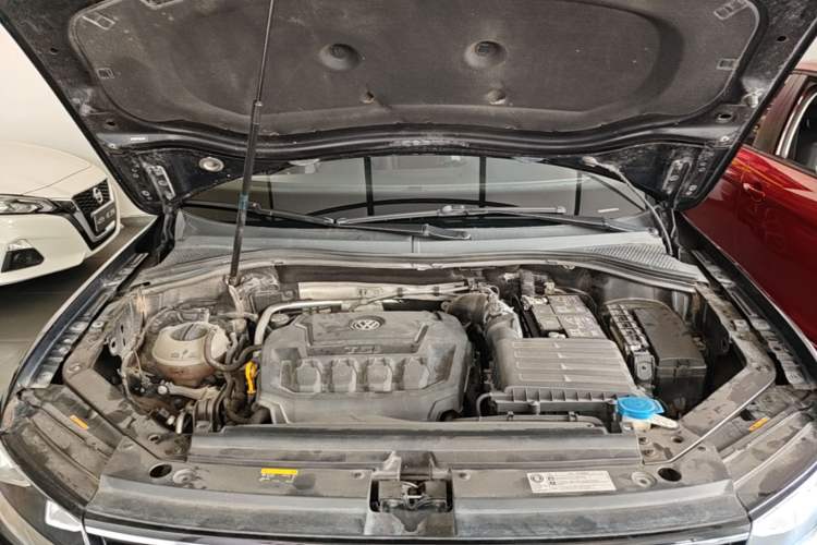 Used Volkswagen Tiguan L 2019 330TSI Automatic Two-Wheel Drive Smart Luxury Version China V Emission Standard Engine Bay